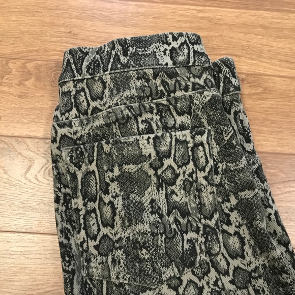 Spanx Snakeprint Pull-On Jean Pants Size Medium - Picture 4 of 8